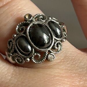 4/$50 AVON Elegant Black and Silver Women's Ring 🎁